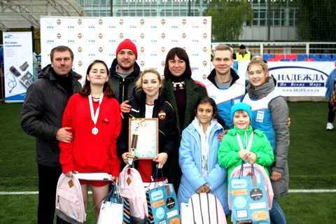 Фонд «Поделись теплом» совместно с ЦСКА организовали футбольный праздникдля детей